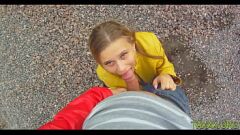 Abspielen Die dünne europäische Teenagerin Alice Marshall tobt mit Big Rod