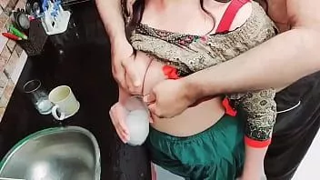 Redare Fiul vitreg indian bea laptele mamei vitrege, apoi o ia dracu in fundul mare cu sunet hindi clar