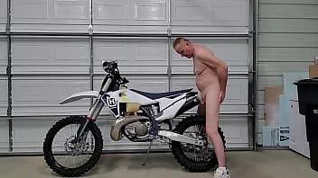 Reproduzir Kevin yardley adora foder sua nova moto suja todos os dias