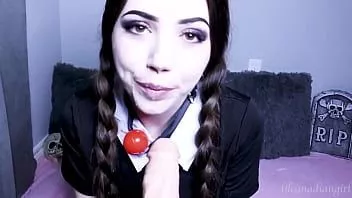 Riproduci Mercoledì addams dà una dimostrazione