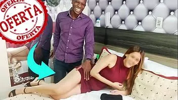 تشغيل رجل يبلغ من العمر قذر يستفيد من عرض يمارس الجنس بقوة مع طالب يبلغ من العمر 18 عامًا!