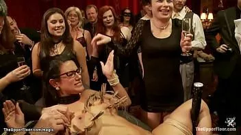 Riproduci Troie tettone milf inculate alla festa
