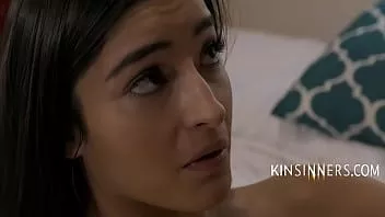 play La figlia vergine innocente vuole che le dita del patrigno siano le prime cose dentro di lei ma..