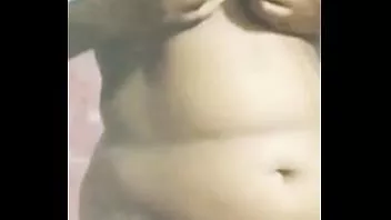 play おっぱいと猫を見せてセクシーなデシの女の子