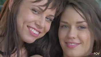 Riproduci Scena di sesso sensuale e lenta con lesbiche affascinanti che sembrano angeli e scopano come il diavolo
