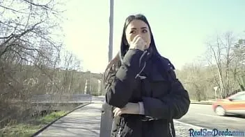 play Una troia asiatica pov scopata all'aperto per un bel po' di soldi