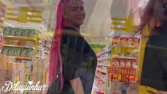 play Лесбийские праймы сходят с ума: публичный оргазм от лизания киски на рынке