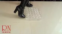 Играть Фигуристая милфа в нижнем белье уничтожила коробку с яйцами в ботинках на высоких каблуках - Femdom Foot Fetish ASMR