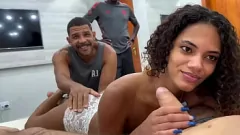 Oynat Cuckold kocası, karısının kedi ve kıçını sırayla siyah boğalar sırayla izliyor