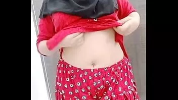 Reproduzir Dona de casa removendo shalwar kameez para seu namorado falando sujo em áudio hindi