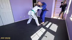Riproduci Il dominio del sesso ruvido di Jiu Jitsu Allenatore Andy Savage con piccola bionda lora