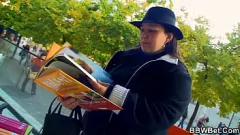 play Chubby Brunette z ogromnym dupkiem jest do bani i jeździ wielkim kutasem