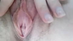 play La dea amatoriale fa pianta: la figa rosa ravvicinata di diteggiatura per un orgasmo intenso e grandi tette naturali