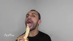 Afspelen Semen-bedekte fruitfetisj: kijk hoe deze hunks genieten van de heerlijke smaak