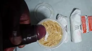 Jouer Branler et jouir dans le café glacé de la petite amie de ma meilleure amie après avoir récupéré sa commande.